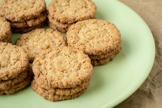 Smakelijke koekjeskoekjes Stapel suikerkoekjeskoekjes in groene plaat