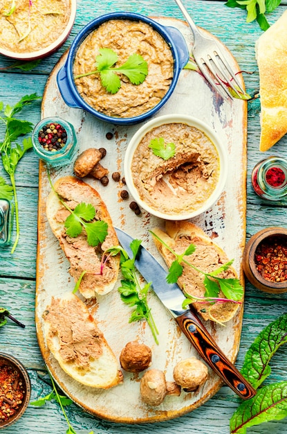 Smakelijke leverpastei van rundvlees op bruschetta. Leverpasta of paté