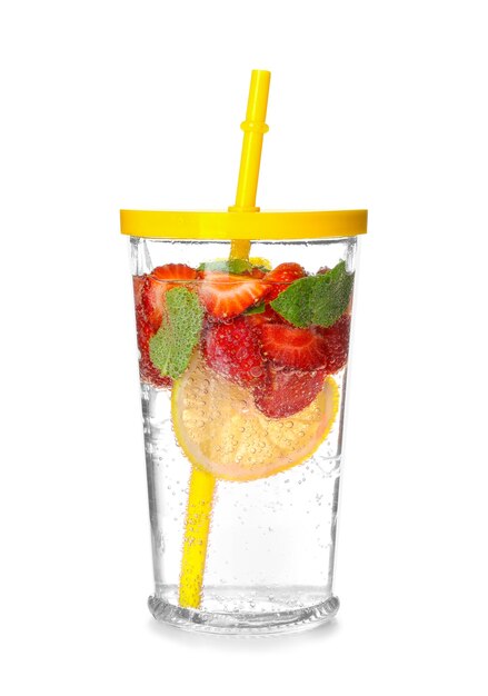 Smakelijke limonade met aardbei in glas op wit