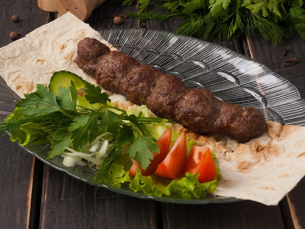 Smakelijke Lula-rundvleeskebab met groenten op pitabroodje