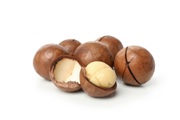 Smakelijke macadamia noten geïsoleerd op wit