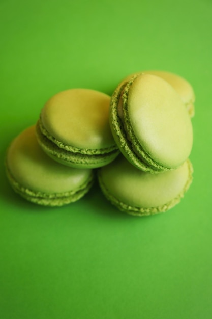 Smakelijke macarons op groene achtergrond