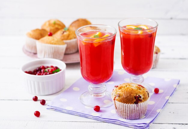 Smakelijke muffin (cupcake) met veenbessen en cranberry-oranje drank.