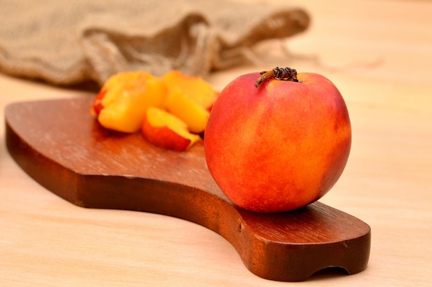 smakelijke nectarines op een houten bord