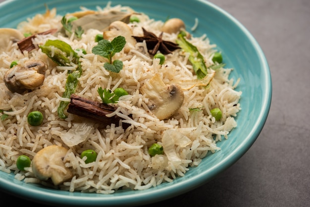 Smakelijke Paddestoel of Mashroom Rijst of Pulav of Pilaf of Pulao of Biryani geserveerd in een kom of bord, selectieve focus