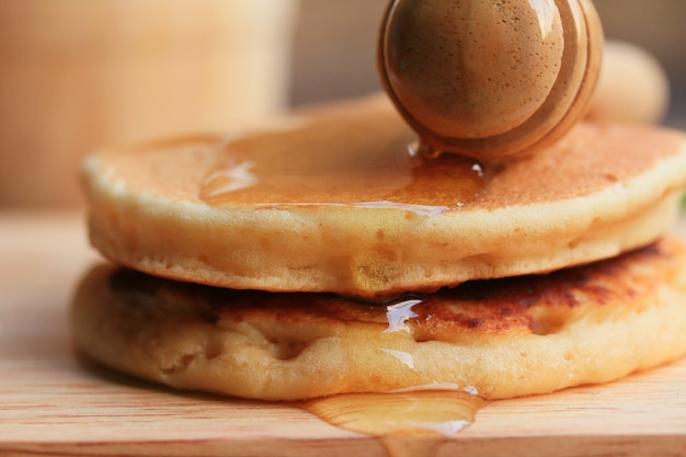 smakelijke pannekoek met honing