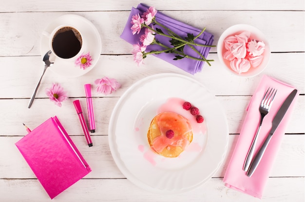 Smakelijke pannenkoeken met roze saus