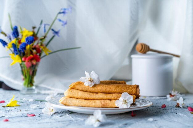 smakelijke pannenkoeken op witte plaat Goedemorgen lente ontbijt concept