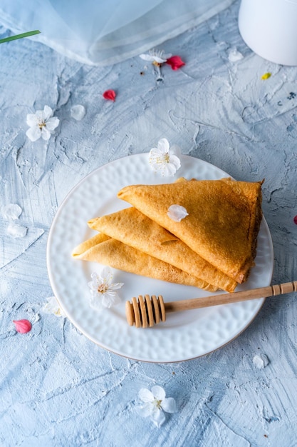 smakelijke pannenkoeken op witte plaat Goedemorgen lente ontbijt concept