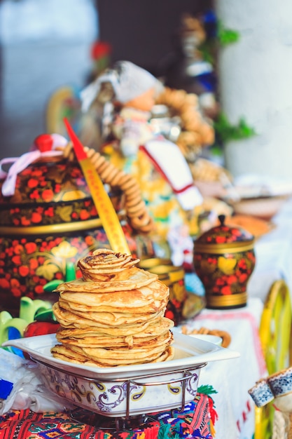 Smakelijke pannenkoeken voor gasten op de tafel bij Shrovetide