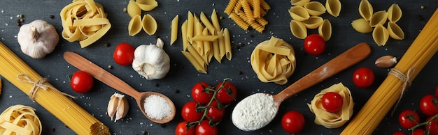 smakelijke pasta koken op donkere houten oppervlak