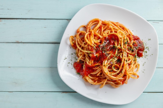 Smakelijke pasta met tomatensaus en Parmezaanse kaas op plaat. Detailopname