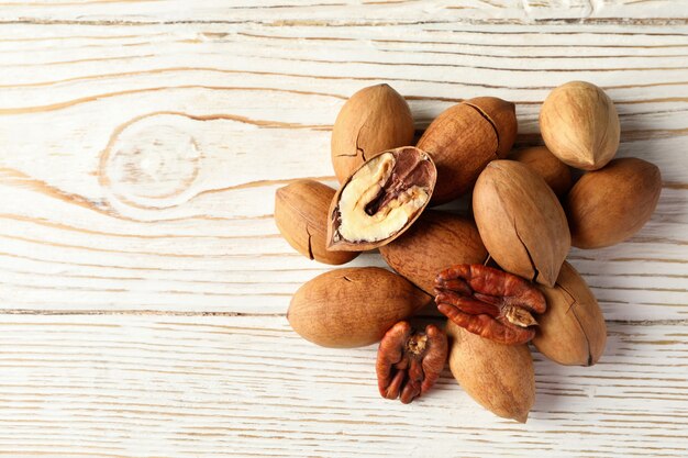 Smakelijke pecannoten op witte houten