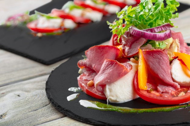 Smakelijke persimmon salade met rucola, parmaham, olijfolie en kruiden