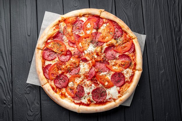 Smakelijke pizza en kookingrediënten tomaten basilicum