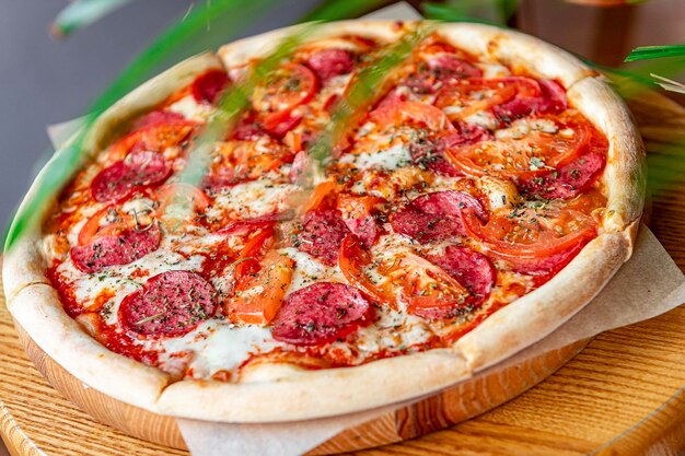 Smakelijke pizza en kookingrediënten tomaten basilicum