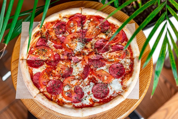 Smakelijke pizza en kookingrediënten tomaten basilicum