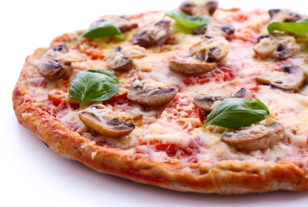 Smakelijke pizza met groenten en basilicum close-up