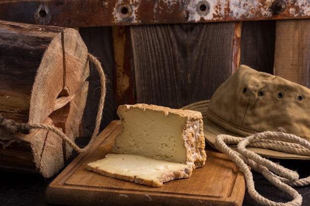 Smakelijke plakjes boerderij ambachtelijke kaas op planken