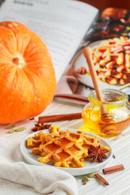 Smakelijke pompoenwafels op een bord