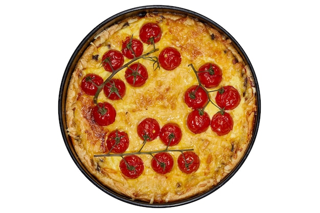 Smakelijke quiche met gebakken tomaten, kip, gevuld met room, kaas en eieren op wit