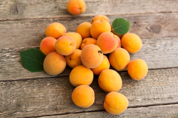 Smakelijke rijpe abrikozen op een houten tafel. Zomer fruit, voedsel, concept