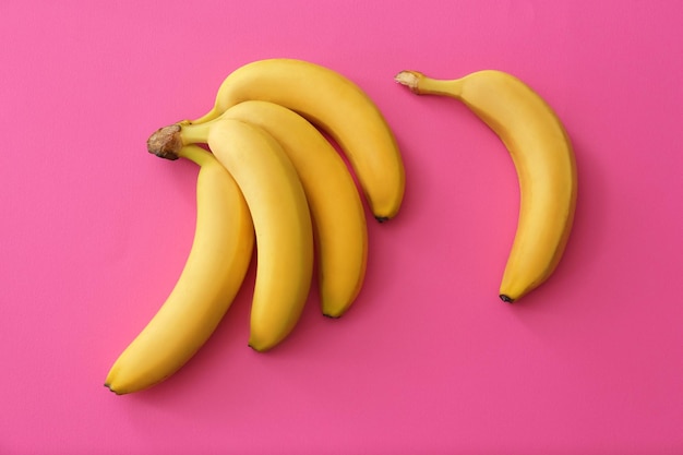 Smakelijke rijpe bananen op kleur achtergrond