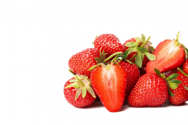 Smakelijke rode aardbei die op witte achtergrond wordt geïsoleerd. Zomer bes