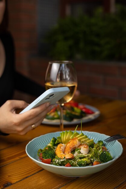 smakelijke salade in een bord op een bruine tafel