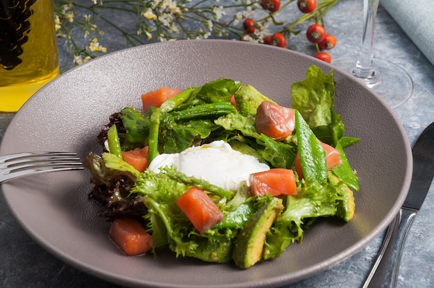 Smakelijke salade met snijbonen van avocado-zalm