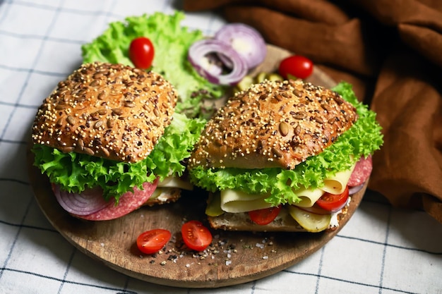 Smakelijke sandwich met salamikaas en groenten