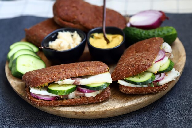 Smakelijke sandwiches met reuzeluien en komkommers Oekraïense snack