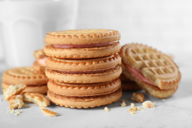 Smakelijke sandwichkoekjes met room op witte marmeren lijstclose-up