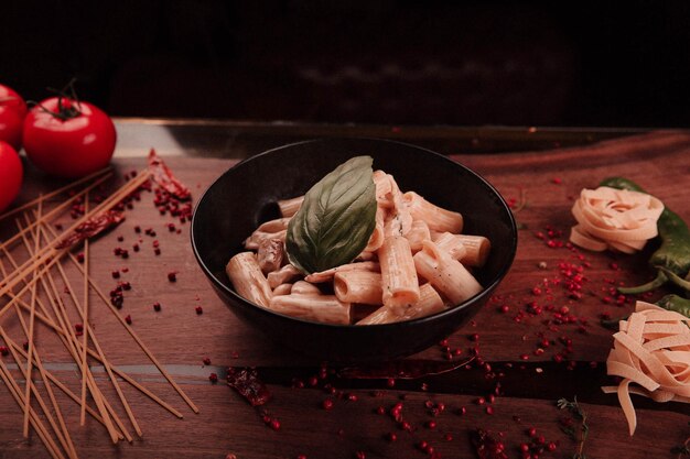 Smakelijke smakelijke klassieke Italiaanse pasta met een heerlijke saus