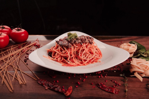 Smakelijke smakelijke klassieke Italiaanse pasta met een heerlijke saus