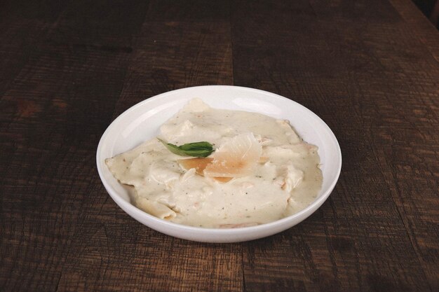 Smakelijke smakelijke klassieke Italiaanse pasta met een heerlijke saus