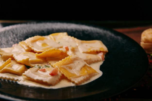 Smakelijke smakelijke klassieke Italiaanse pasta met een heerlijke saus