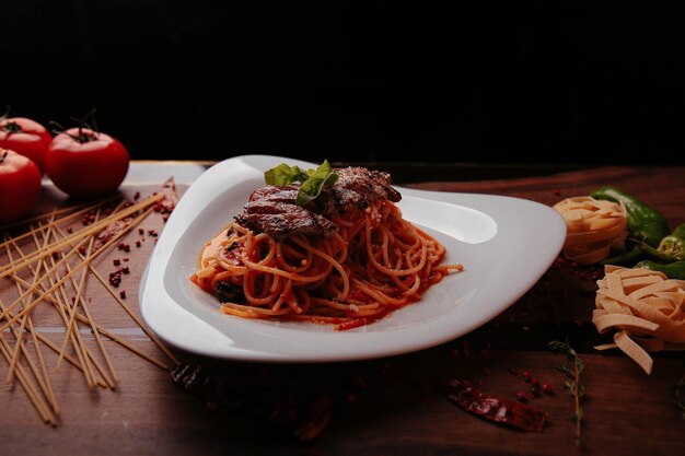 Smakelijke smakelijke klassieke Italiaanse pasta met een heerlijke saus