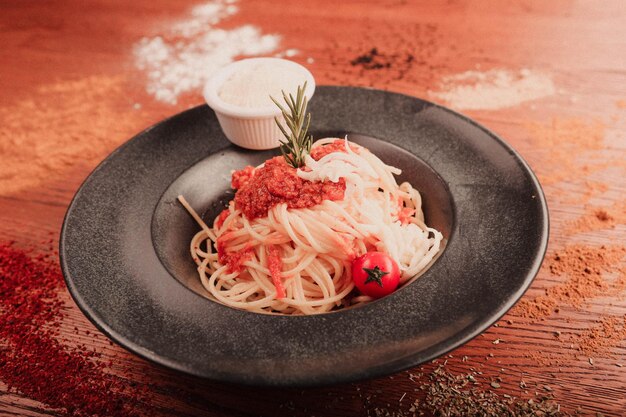 Smakelijke smakelijke klassieke Italiaanse pasta met een heerlijke saus