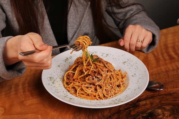 Smakelijke smakelijke klassieke Italiaanse pasta met een heerlijke saus