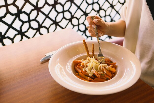 Smakelijke smakelijke klassieke Italiaanse pasta met een heerlijke saus