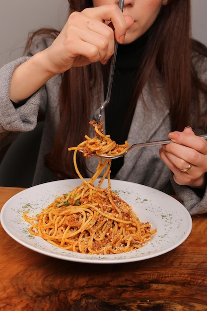 Smakelijke smakelijke klassieke italiaanse pasta met een heerlijke saus