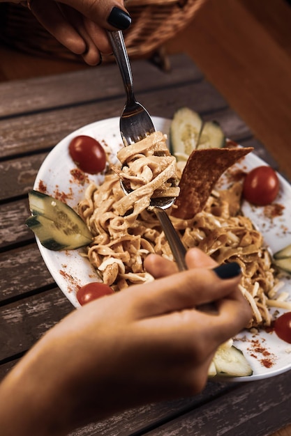 Smakelijke smakelijke klassieke Italiaanse pasta met een heerlijke saus