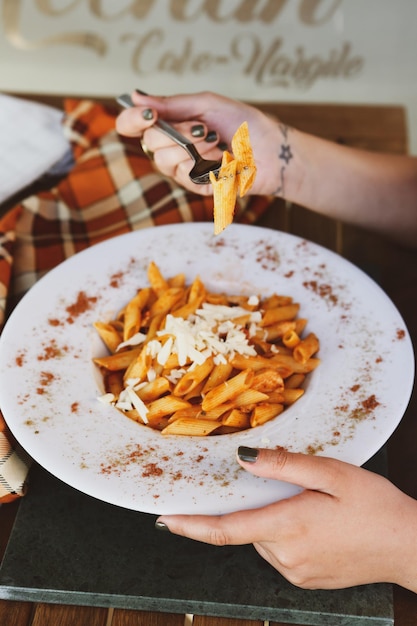 Smakelijke smakelijke klassieke italiaanse pasta met een heerlijke saus