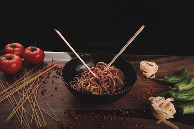 Smakelijke smakelijke klassieke Italiaanse pasta met een heerlijke saus.