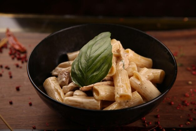 Smakelijke smakelijke klassieke Italiaanse pasta met een heerlijke saus.