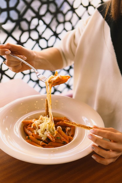 Smakelijke smakelijke klassieke Italiaanse pasta met een heerlijke saus.