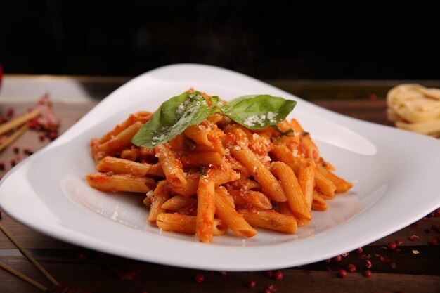 Smakelijke smakelijke klassieke Italiaanse pasta met een heerlijke saus.