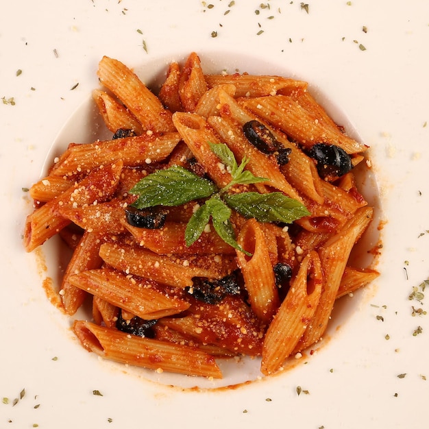 Smakelijke smakelijke klassieke Italiaanse pasta met een heerlijke saus.