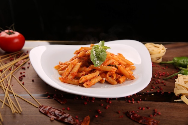 Smakelijke smakelijke klassieke Italiaanse pasta met een heerlijke saus.